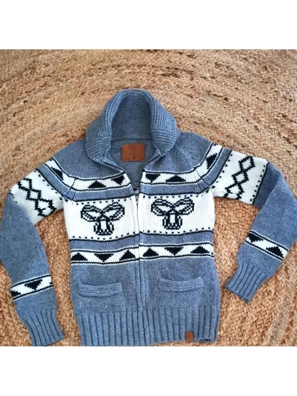 Aritzia TNA lambswool  Cowichan cozycore  style zip up sweater. Size small.